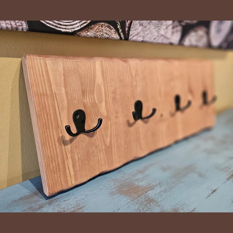 Perchero en madera de pino