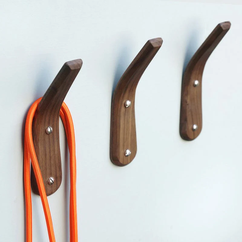 Perchero de gancho de madera hecho a mano montado en la pared